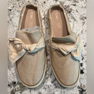 Tom’s canvas mules